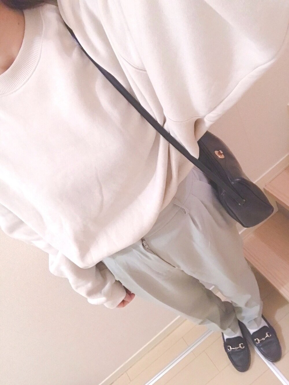 「ラクチンコーデ、カジュアルコーデ、カラーパンツ、パステルカラー、おしゃれさんと繋がりたい、オトナカジュアル、低身長、スウェット、GU、パステル映える春」｜「GUのアイテム（スウェット、ベージュ系）」を使った、ayu*さん（レディース・156cm）の冬コーディネートの1枚目の写真