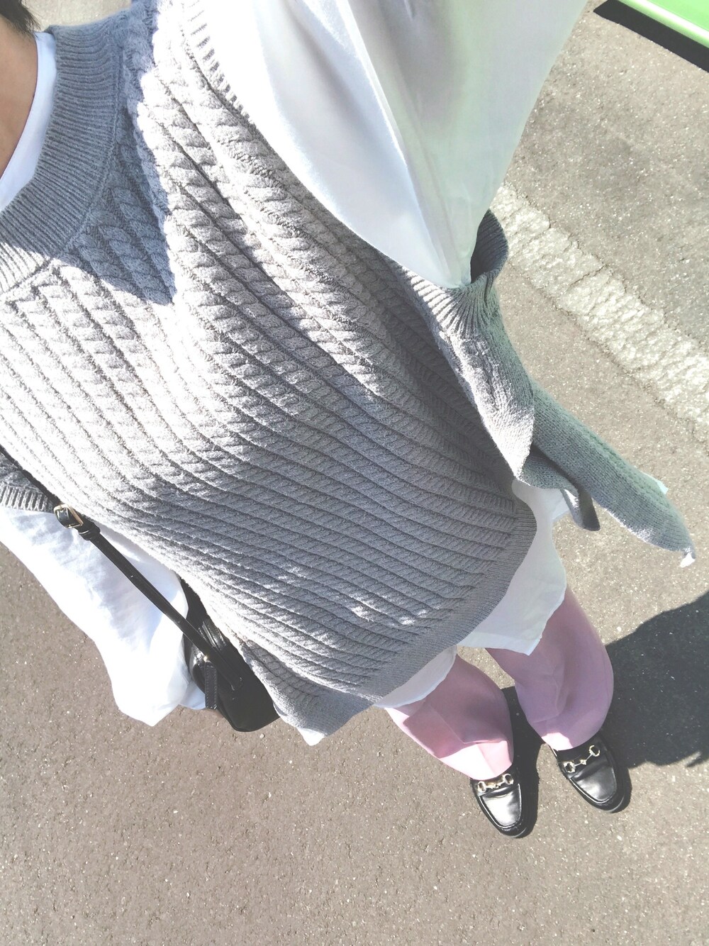 「パンツスタイル、くすみカラー、きれいめカジュアル、オトナ女子、低身長、ゆるコーデ、レイヤードスタイル、ベスト、ベスト×シャツ、バンドカラーシャツ」｜「LOWRYS FARMのケーブルベスト　867315（ベスト、グレー系）」を使った、ayu*さん（レディース・156cm）の春コーディネートの1枚目の写真