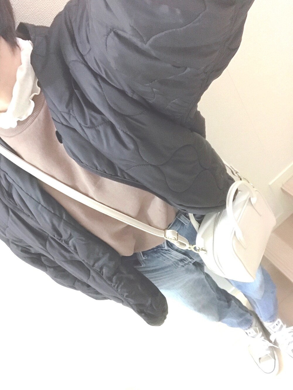 「カジュアルコーデ、今日のコーデ、パンツスタイル、ラクチンコーデ、ゆるコーデ、休日コーデ、おしゃれさんと繋がりたい、低身長コーデ、コンバース、シースルー」｜「studio CLIPの《はまじコラボ》ノーカラーキルティングブルゾン（ブルゾン、ブラック系）」を使った、ayu*さん（レディース・156cm）の春コーディネートの1枚目の写真