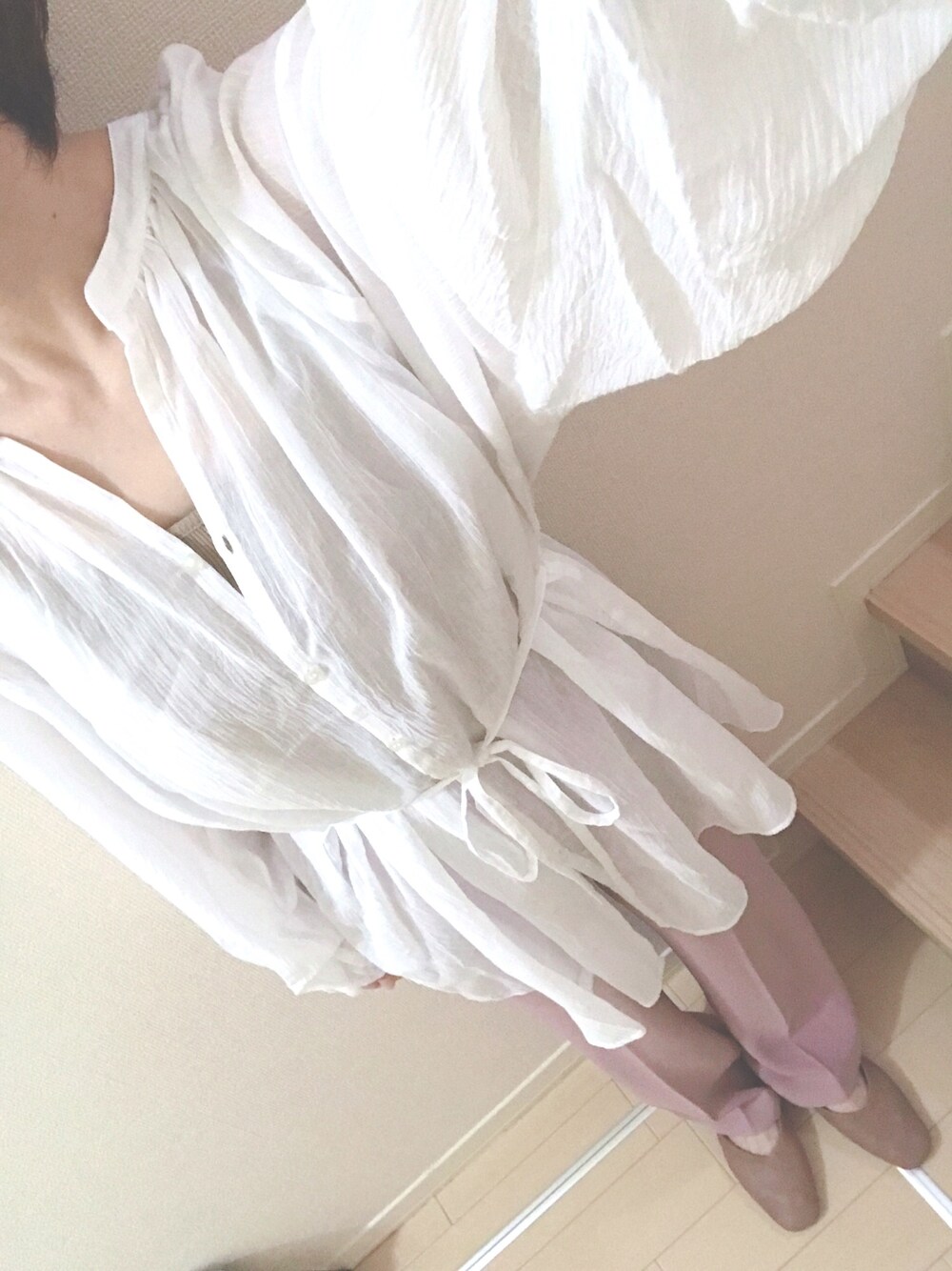「今日のコーデ、大人カジュアル、お洒落さんとつながりたい、休日コーデ、低身長コーデ、シンプル、カジュアル、春コーデ、くすみカラー、カラーパンツ」｜「LOWRYS FARMのヨウリュウドロストチュニック　873563（シャツ/ブラウス、ホワイト系）」を使った、ayu*さん（レディース・156cm）の春コーディネートの1枚目の写真