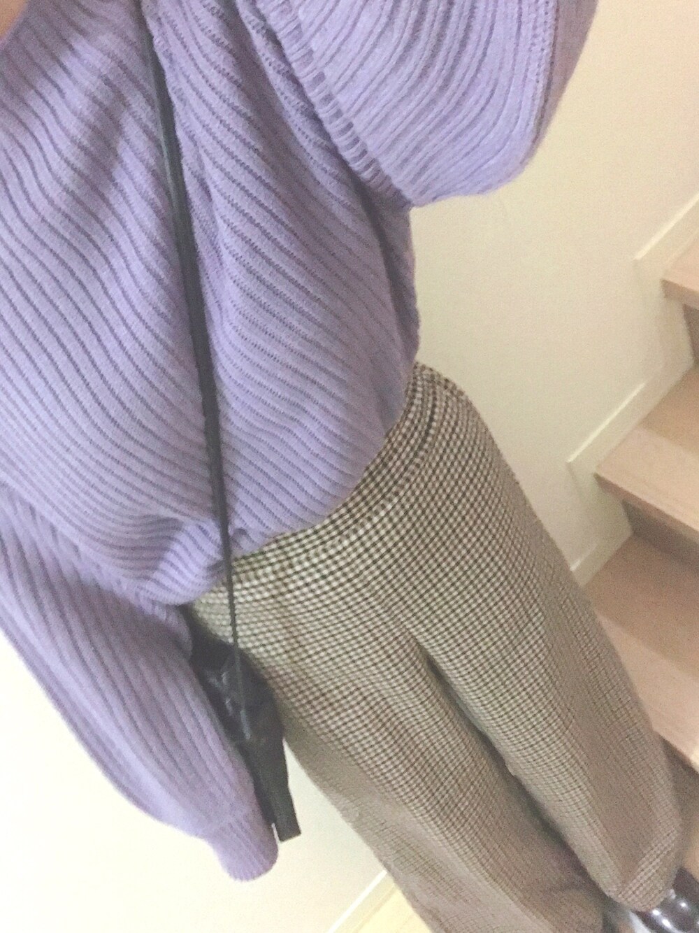 「チェックパンツ、ニット、袖ボリュームプルオーバー、リブニット、紫、紫ニット、プチプラのあや、プチプラコーデ、しまむら」｜「しまむらのアイテム（ニット/セーター、パープル系）」を使った、ayu*さん（レディース・156cm）の秋コーディネートの1枚目の写真