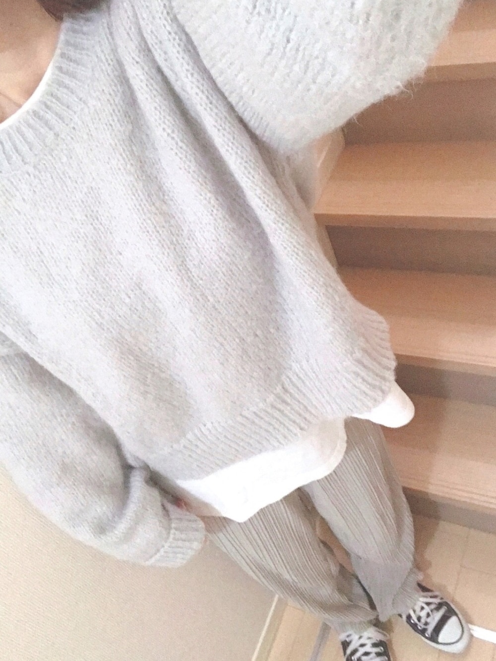 「オトナカジュアル、低身長、モヘアニット、リブパンツ、レイヤードスタイル、レイヤード、スニーカー、白Tシャツ、ライトグレー、プチプラのあや」｜「LOWRYS FARMのモヘヤライクニットプルオーバーＬＳ　917854（ニット/セーター、グレー系）」を使った、ayu*さん（レディース・156cm）の冬コーディネートの1枚目の写真