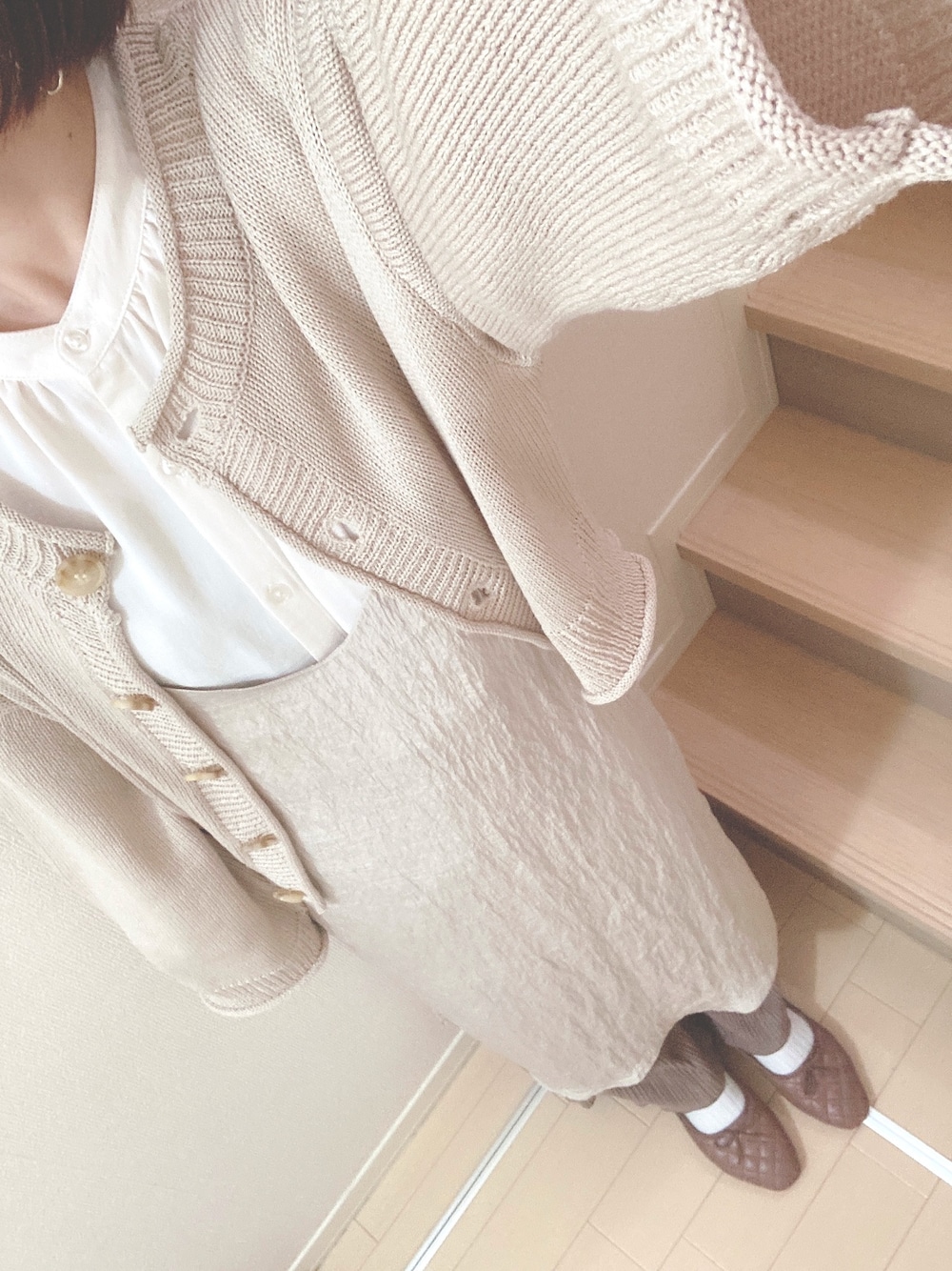 「大人カジュアル、プチプラ、しまむら、しまむらコーデ、プリーツパンツ、キャミワンピ、キャミワンピース、レイヤードスタイル、レイヤード、ブラウンコーデ」｜「しまむらのアイテム（カーディガン/ボレロ、ベージュ系）」を使った、ayu*さん（レディース・156cm）の春コーディネートの1枚目の写真