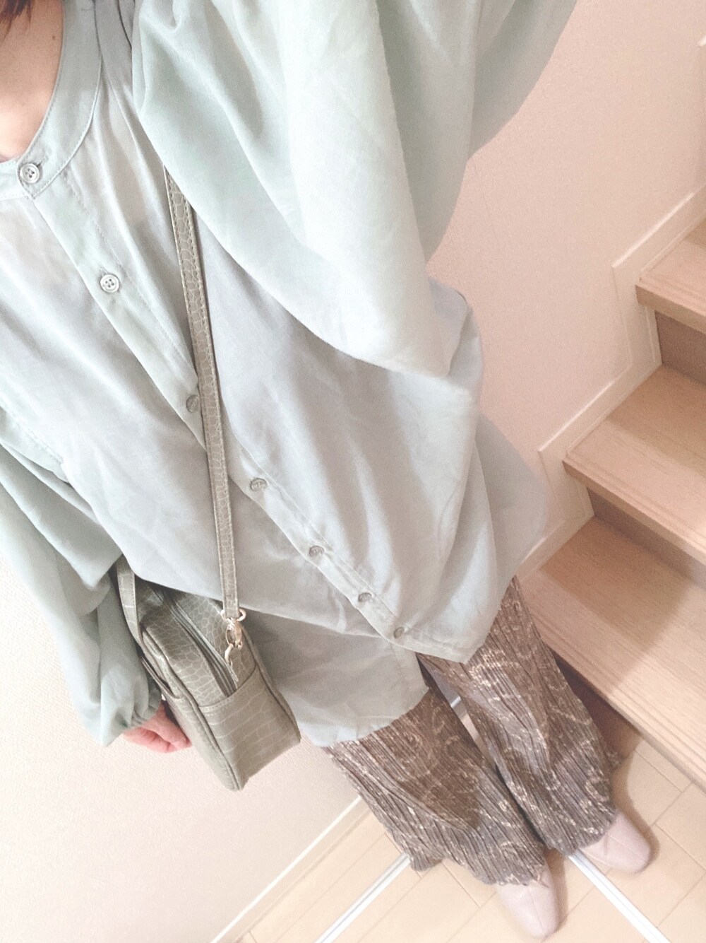 「シアーシャツ、グリーン、プリーツパンツ、プチプラのあや、dearful、休日コーデ、低身長コーデ、シャツスタイル、ペイズリー、ペインターパンツ」｜「しまむらのアイテム（シャツ/ブラウス、グリーン系）」を使った、ayu*さん（レディース・156cm）の春コーディネートの1枚目の写真