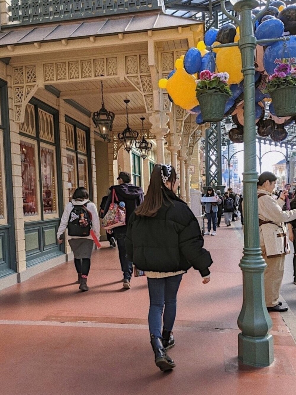 ブラック系のブーツ、ブラック系のダウンジャケット/コート、ホワイト系のニット/セーターを着用したレディースの冬コーディネートの1枚目の写真