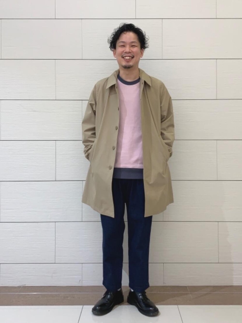 「ステンカラーコート、ワイドパンツ、春カラー、USAコットン、デニムアイテム、2021春新作、今買って春まで着られる、キレイめカジュアル、coen春の一推し''ワークスタイル''、春のオシャレはパンツから」｜「coenの【WEB限定カラー】撥水ステンカラーコート#（ステンカラーコート、ベージュ系）」を使った、coenかげやまさん（メンズ・176cm）の冬コーディネートの1枚目の写真