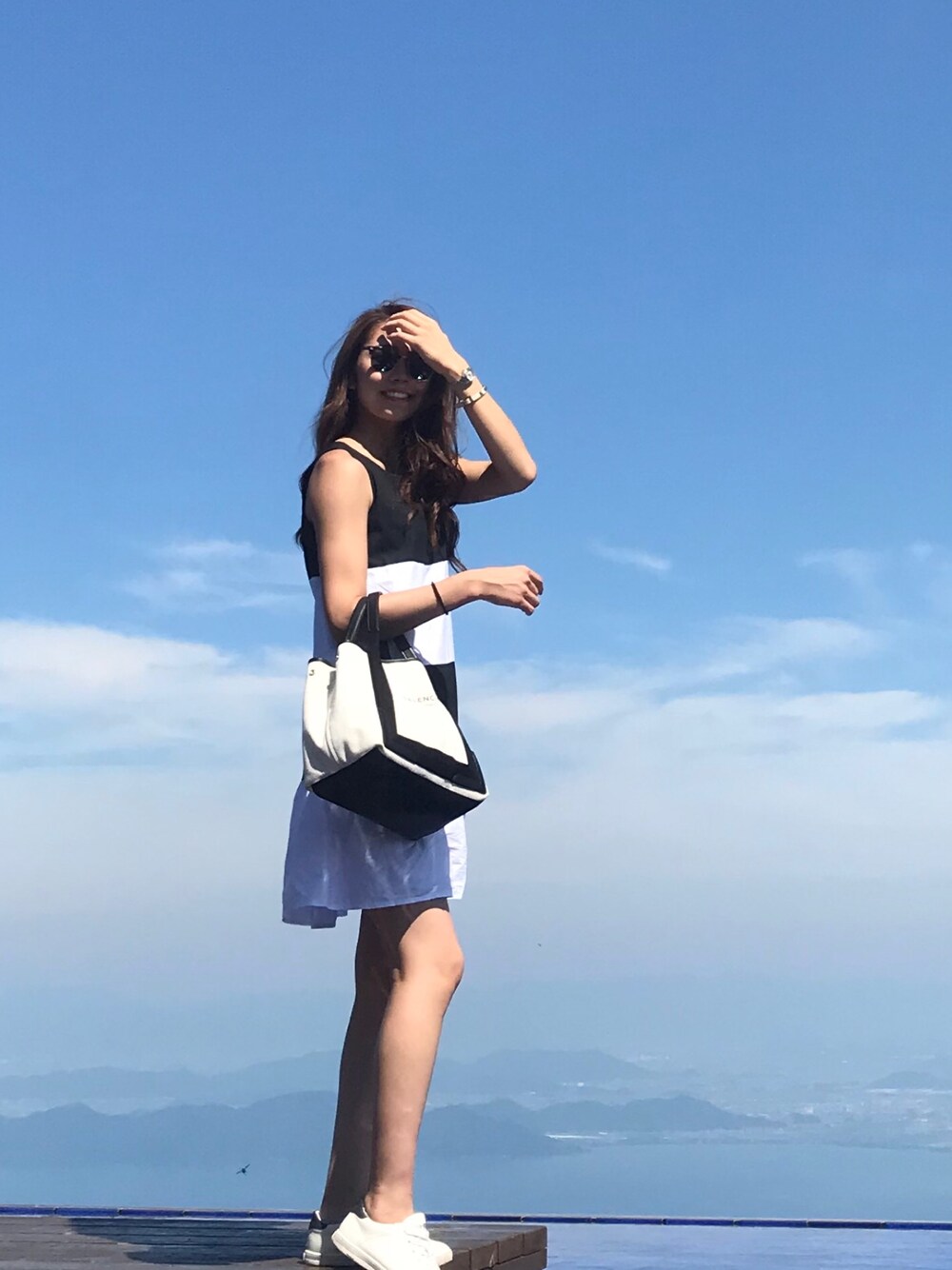「シンプルコーデ、ラクチンコーデ、カジュアルコーデ、今日のコーデ、きれいめカジュアル、夏、outfit、BALENCIAGA、valentino、RAYBAN」｜「Glamorous Gardenのアイテム（シャツワンピース、ホワイト系）」を使った、Maさん（レディース・172cm）の夏コーディネートの1枚目の写真