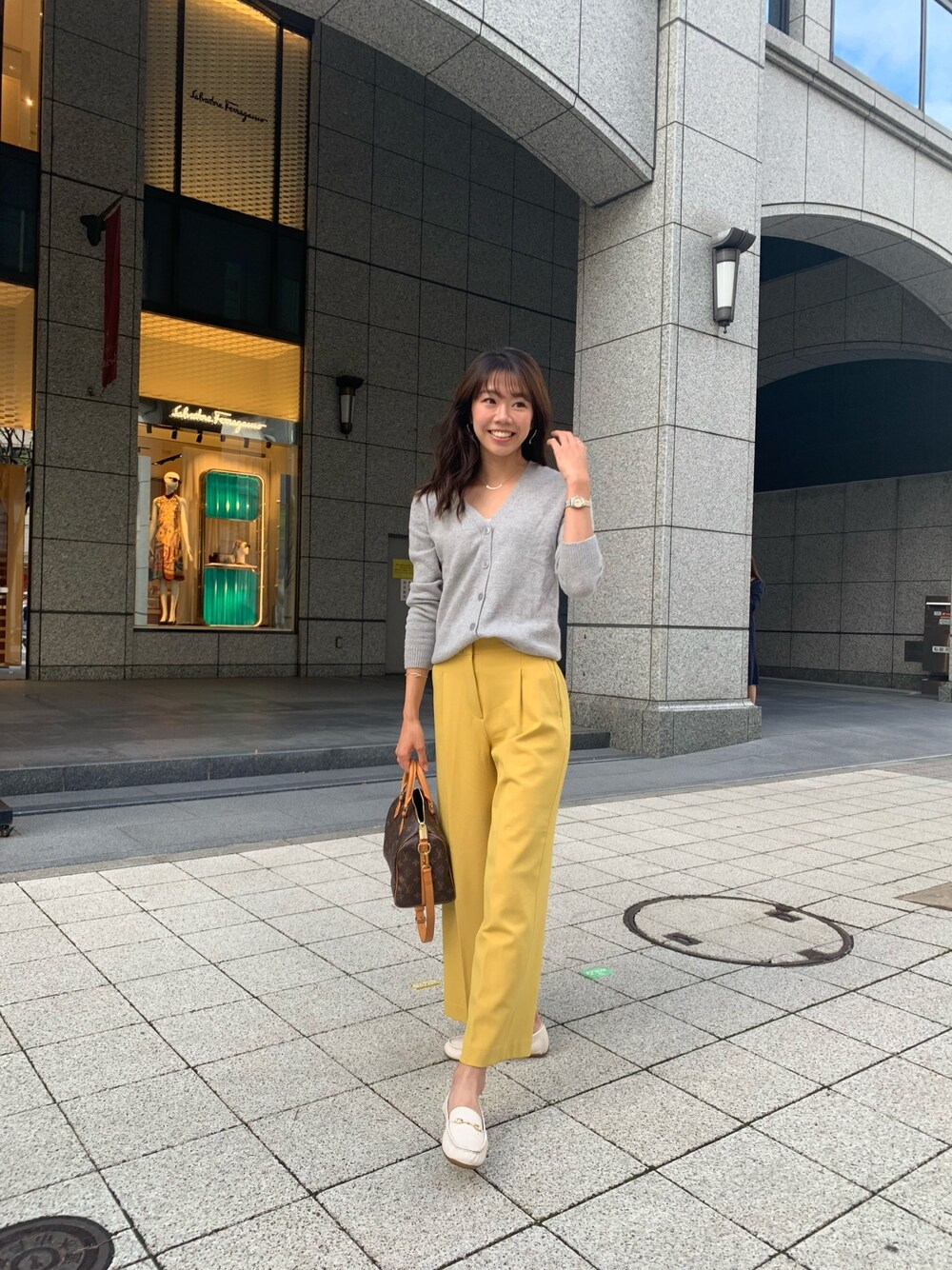 Louis Vuitton Vintage 'Speedy 30' toteを使ったロングヘアーの