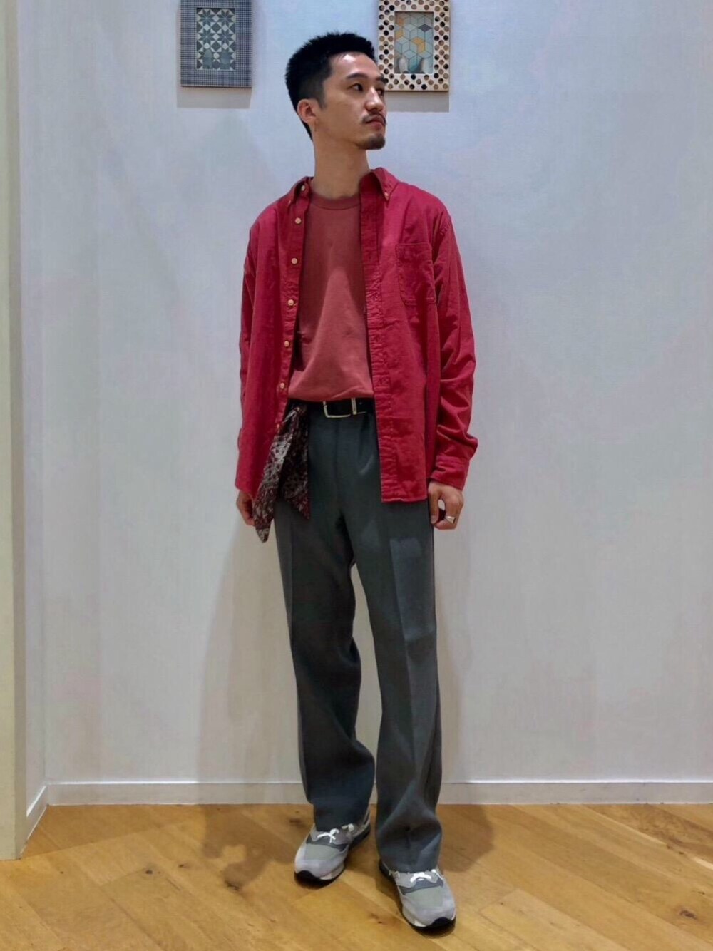 「カットソー、Tシャツ、レッド、赤、スカーフ、大人カジュアル、casual、ハンカチ、秋におすすめシャツ＆ブラウス スタイル、スタッフセンバツ」｜「green label relaxingの[ コルポ イパネマ ] SC corpo ipanema バティック プリント ハンカチ バンダナ（ハンカチ/ハンドタオル、グレー系）」を使った、sugamata_iさん（メンズ・170cm）の秋コーディネートの1枚目の写真