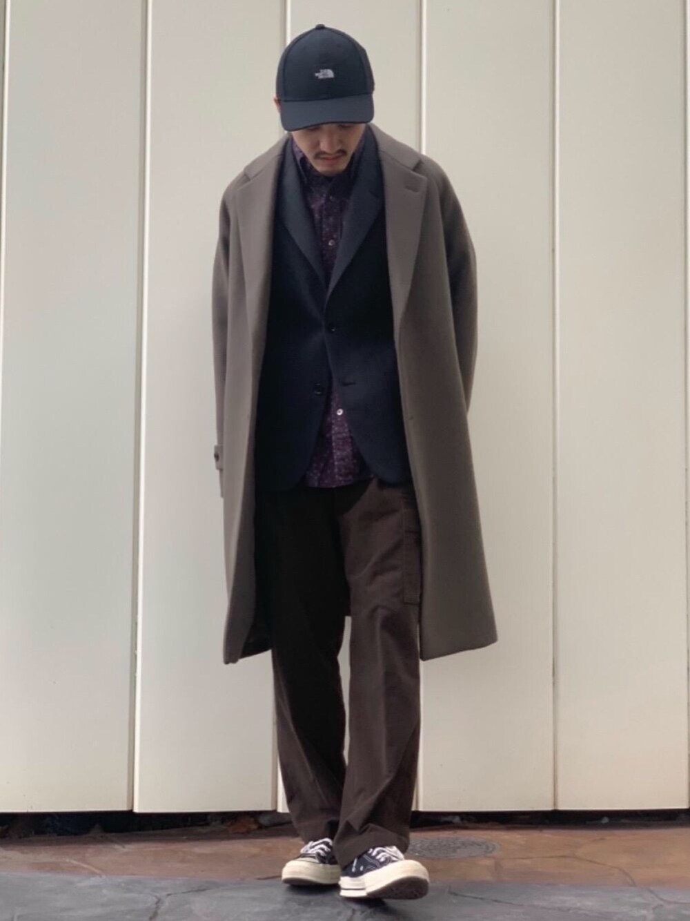 グリーン系のチェスターコート、グレー系のテーラードジャケット、レッド系のシャツ/ブラウスを着用したメンズの秋コーディネートの1枚目の写真