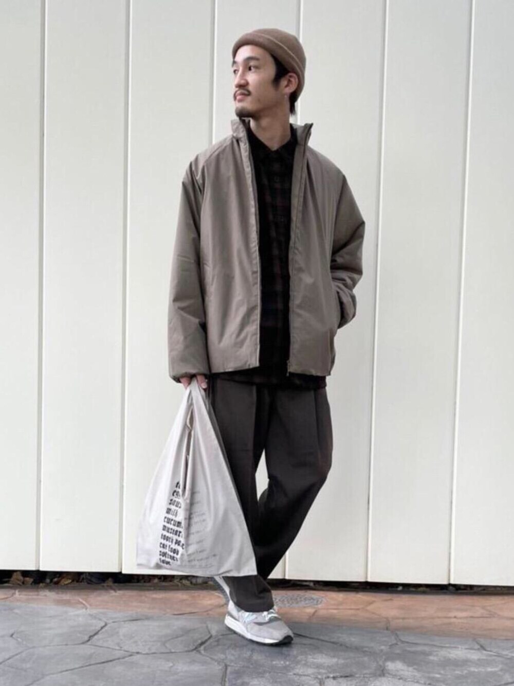 ブラウン系のスラックス、グリーン系のブルゾン、ブラウン系のシャツ/ブラウスを着用したメンズの秋コーディネートの1枚目の写真