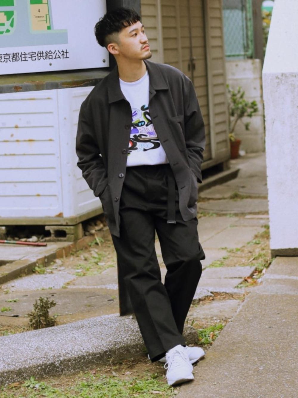 ホワイト系のTシャツ/カットソー、ブラック系のチノパンツ、グレー系のカバーオールを着用したメンズの冬コーディネートの1枚目の写真