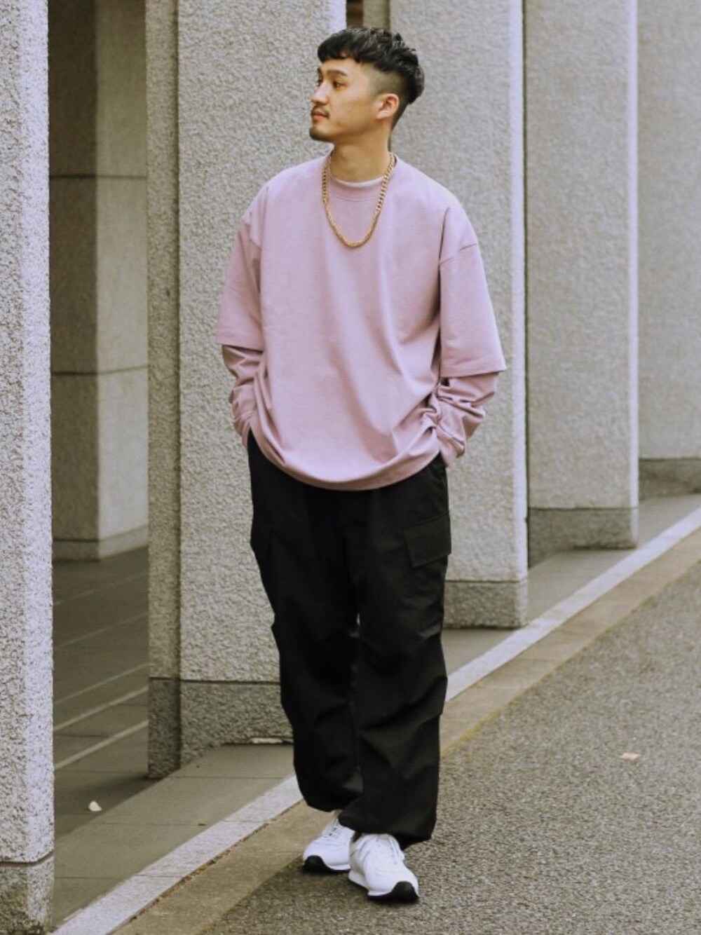 ピンク系のTシャツ/カットソー、ブラック系のカーゴパンツを着用したメンズの冬コーディネートの1枚目の写真