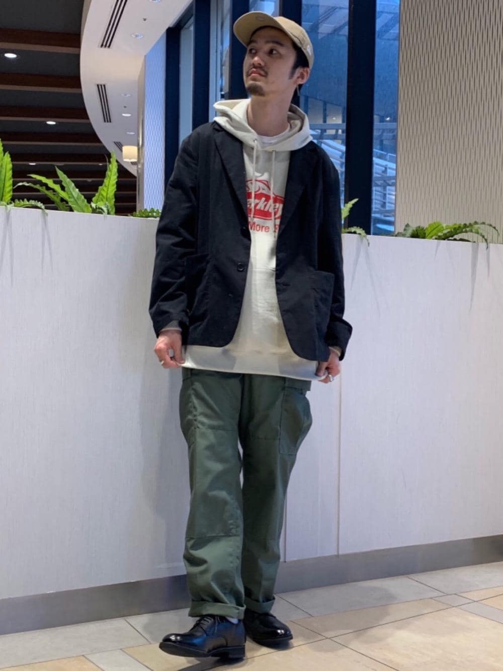 「スウェット、ミリタリー、カーゴパンツ、casual、軍パン、遊び心のあるJacket Style、春カラースタイル」｜「green label relaxingのSC GLR レザー プレーン トゥ シューズ V2（その他シューズ、ブラック系）」を使った、sugamata_iさん（メンズ・170cm）の春コーディネートの1枚目の写真