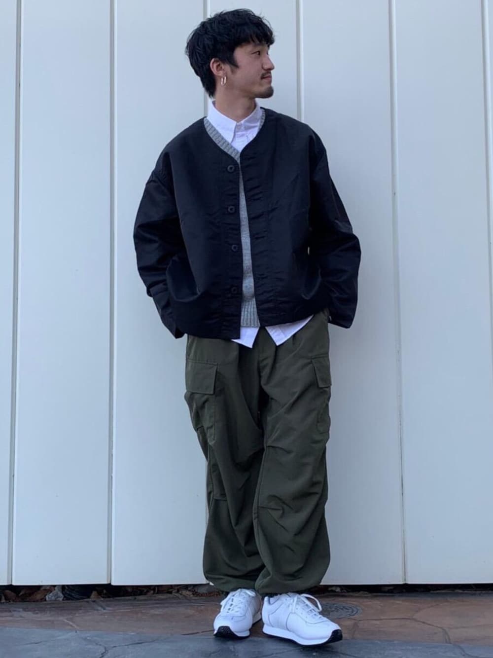 ホワイト系のシャツ/ブラウス、ホワイト系のスニーカー、ブラック系のノーカラージャケットを着用したメンズの春コーディネートの1枚目の写真