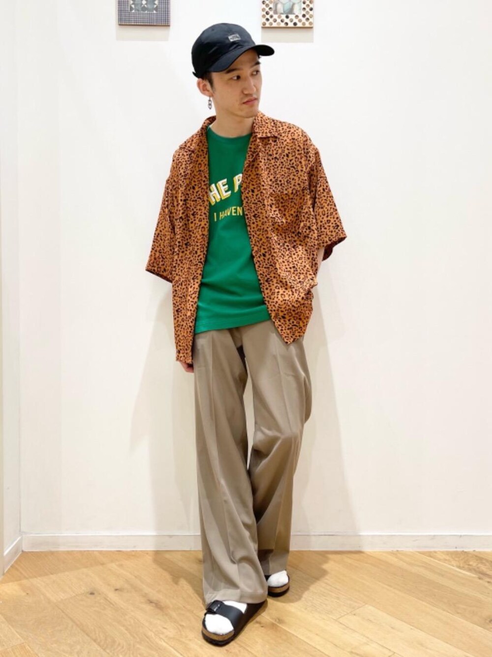 「トレンド、レオパード柄、フレアパンツ、シャツ/ブラウス、Tシャツ/カットソー、柄シャツコーデ、ハット/キャップ、ぱんつ、☆柄シャツ、■GLR/ -or」｜「green label relaxingの【 WEB限定 】[ GLR/ -or ]  ブーツカット フレア パンツ †（その他パンツ、ベージュ系）」を使った、sugamata_iさん（メンズ・170cm）の夏コーディネートの1枚目の写真