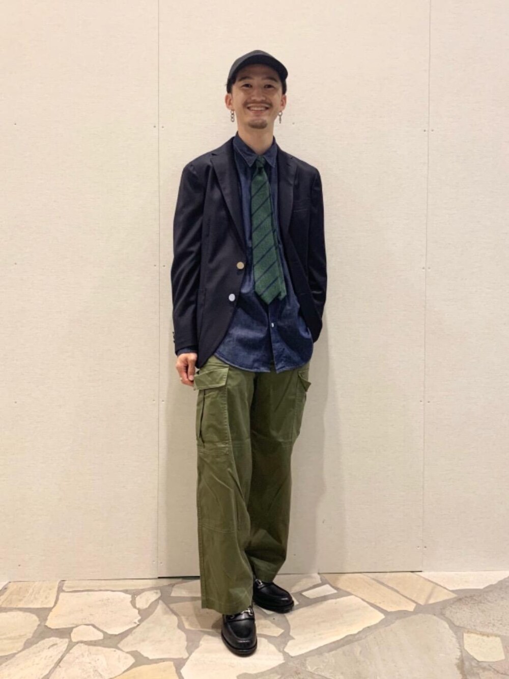 グリーン系のカーゴパンツ、グリーン系のネクタイ、ブラック系のローファーを着用したメンズの夏コーディネートの1枚目の写真