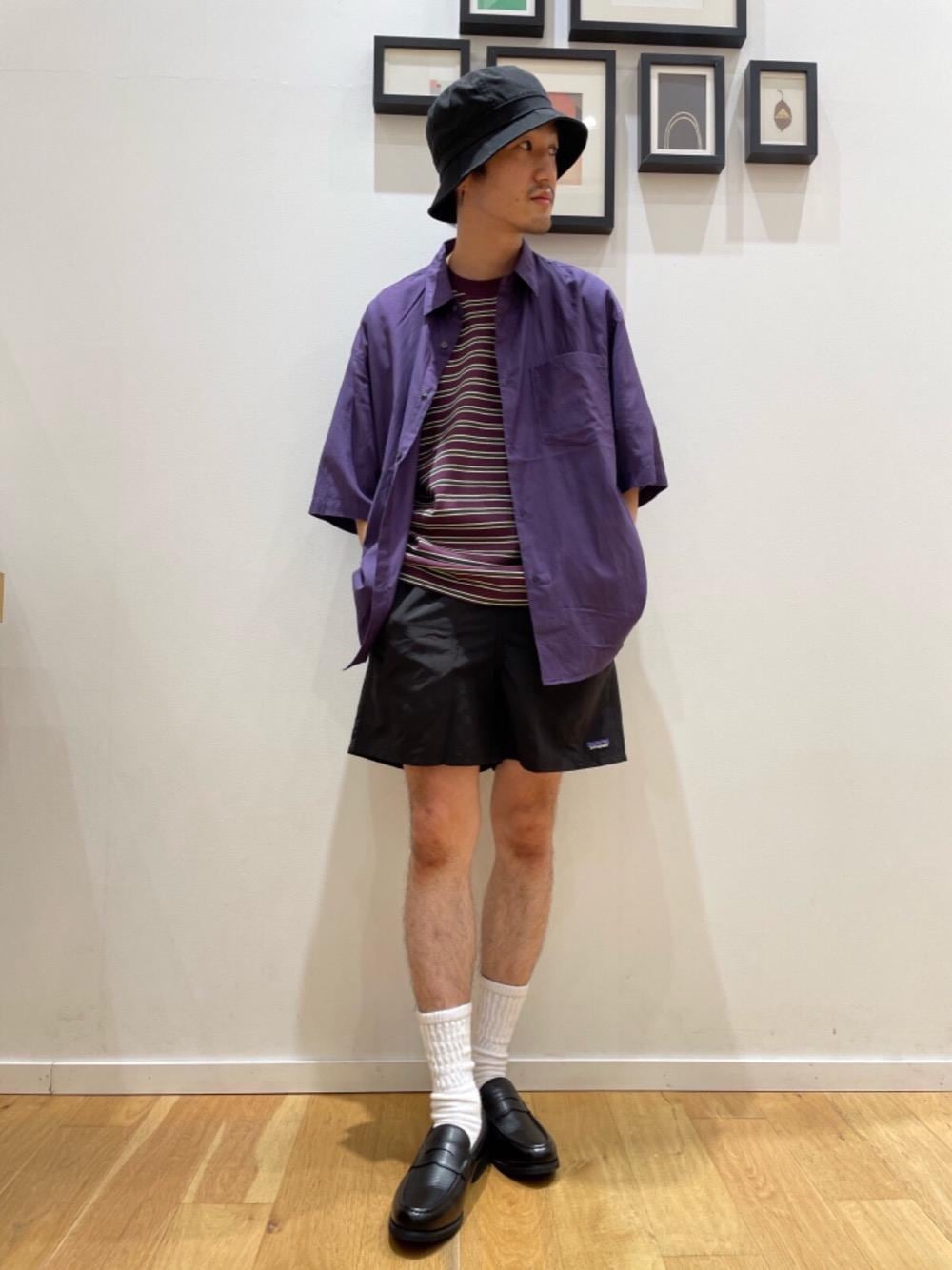 ブラック系のローファー、パープル系のシャツ/ブラウス、パープル系のTシャツ/カットソーを着用したメンズの夏コーディネートの1枚目の写真