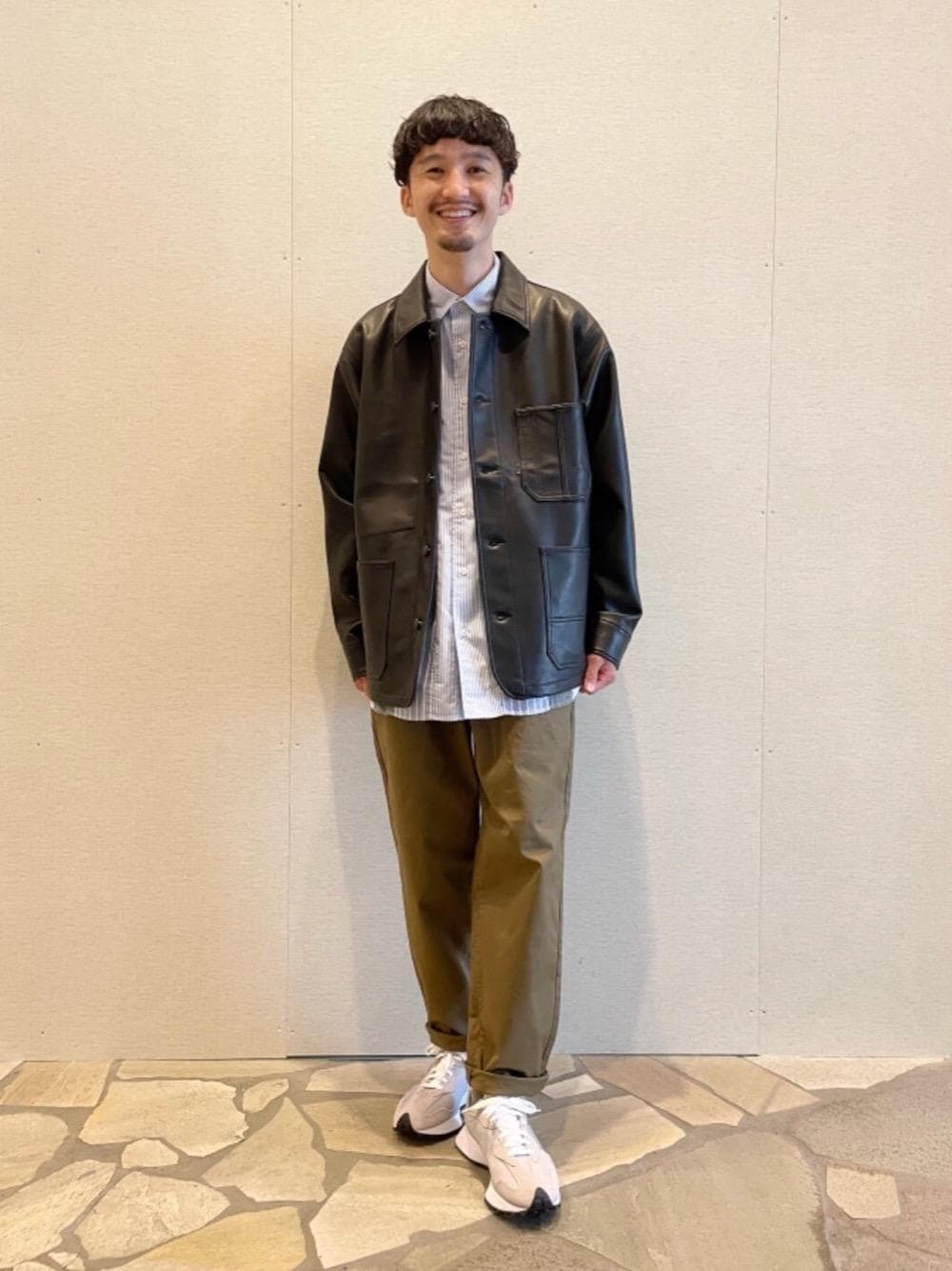 「スニーカー、アウター、トレンド、オーバーサイズ、コーチジャケット、フェイクレザー、キレイメカジュアル、秋トレンド2021、□お悩み別 / ほっそり」｜「BIG MACの【別注】＜BIG MAC×green label relaxing＞ フェイクレザー カバーオール ジャケット（カバーオール、ブラック系）」を使った、sugamata_iさん（メンズ・170cm）の夏コーディネートの1枚目の写真