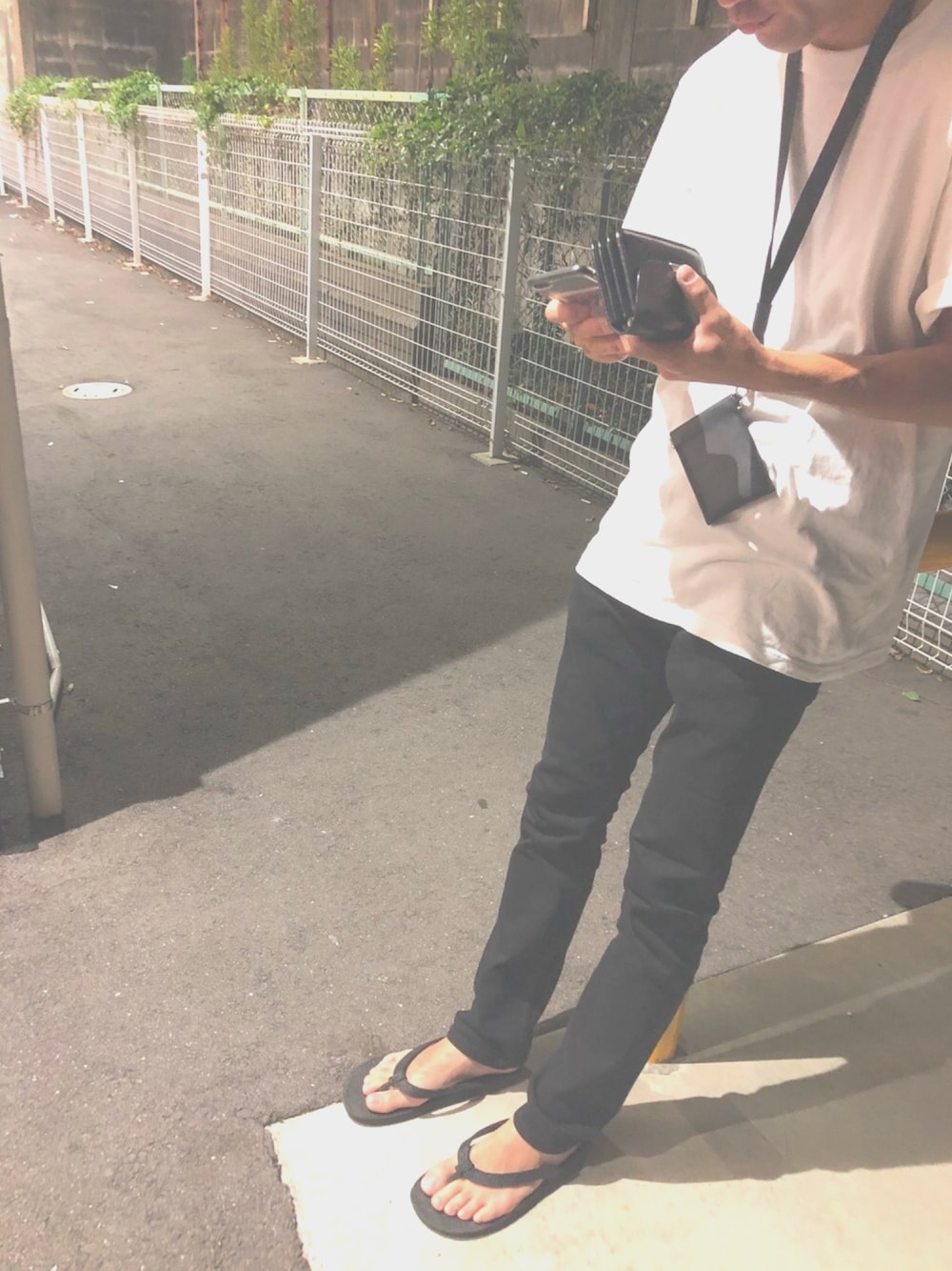 「UNIQLOのアイテム（Tシャツ/カットソー、ホワイト系）」を使った、YUさん（メンズ・170cm）の夏コーディネートの1枚目の写真