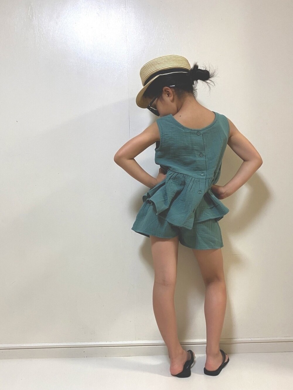 「夏コーデ、プチプラ、GU、シンプル、キッズコーデ、セットアップ、ガーゼ、キッズファッション、小学生」｜「b・ROOMの【WEB限定】ガーゼフリルノースリーブセットアップ（アンサンブル、グリーン系）」を使った、Sae ᕱ  Leoさん（キッズ・127cm）の夏コーディネートの1枚目の写真