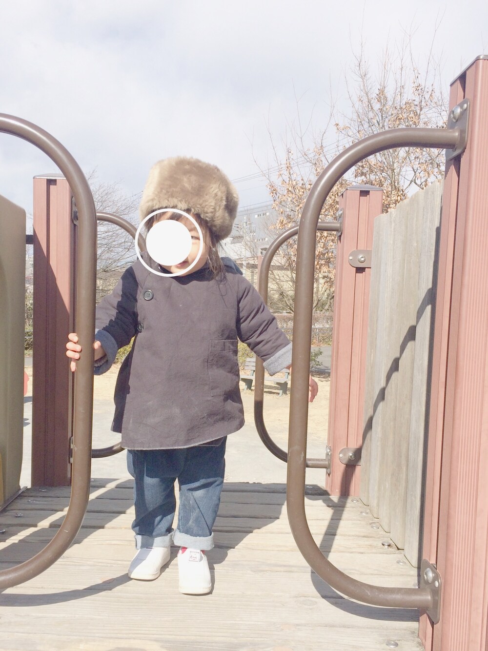 ブルー系のブルゾン、ブルー系のデニムパンツ、ホワイト系のスニーカーを着用したキッズの冬コーディネートの1枚目の写真