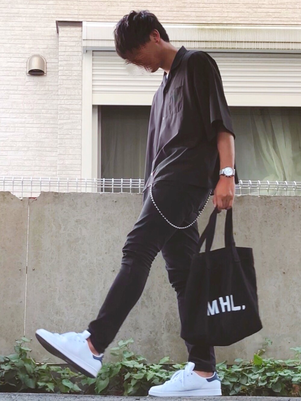 ブラック系のシャツ/ブラウス、ホワイト系のTシャツ/カットソー、ブラック系のその他パンツを着用したメンズの夏コーディネートの1枚目の写真