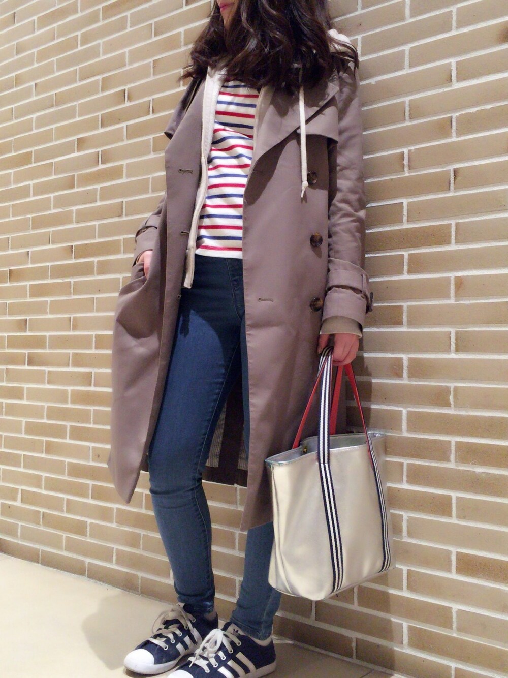 「大人カジュアル、春コーデ、トレンチコート、パーカー、BSTR、ボーダー、ウィルセレクション、andcouture、willselection、低身長」｜「WILLSELECTIONのアイテム（トートバッグ、シルバー系）」を使った、Appp1uさん（レディース・150cm）の春コーディネートの1枚目の写真