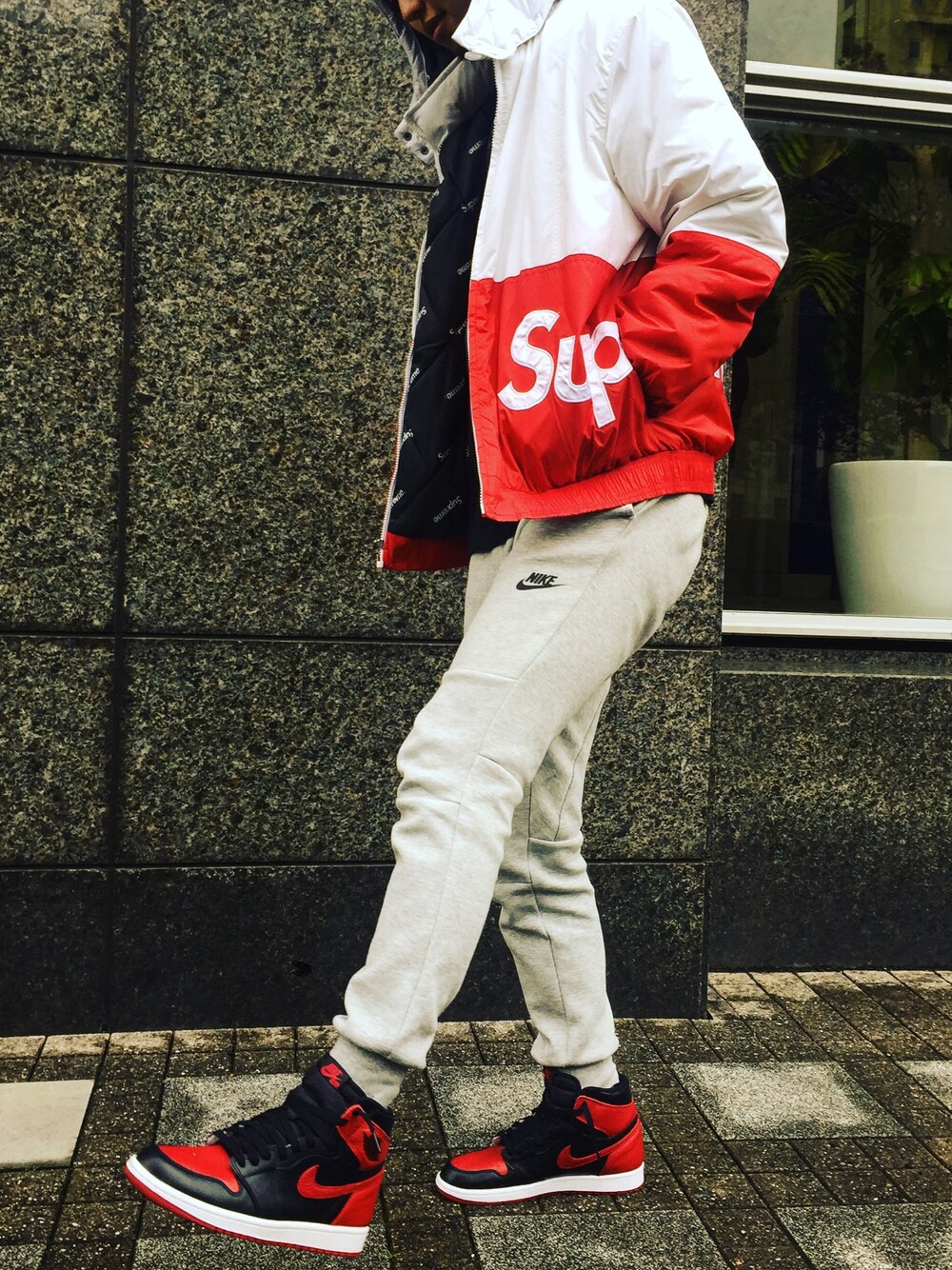 「supreme、NIKE、Jordan、テックフリース」｜「NIKEのアイテム（その他パンツ、グレー系）」を使った、Tsubasa.さん（メンズ・178cm）の春コーディネートの1枚目の写真
