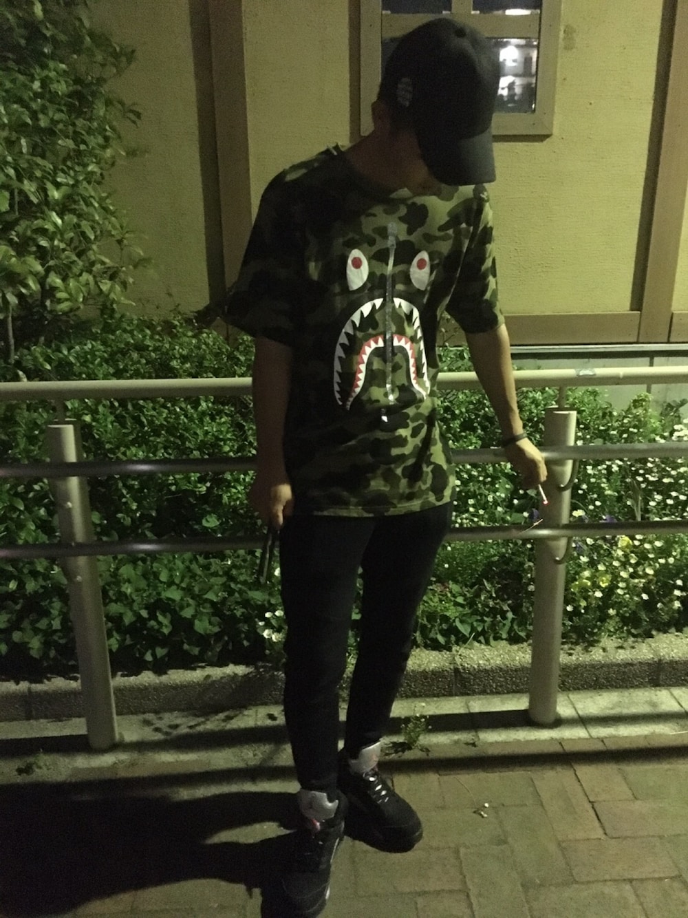 「A BATHING APE、NIKE、Jordan、anti social social club、テックフリース、ストリート、スニーカー」｜「A BATHING APEの1ST CAMO SHARK TEE（Tシャツ/カットソー、グリーン系）」を使った、Tsubasa.さん（メンズ・178cm）の春コーディネートの1枚目の写真