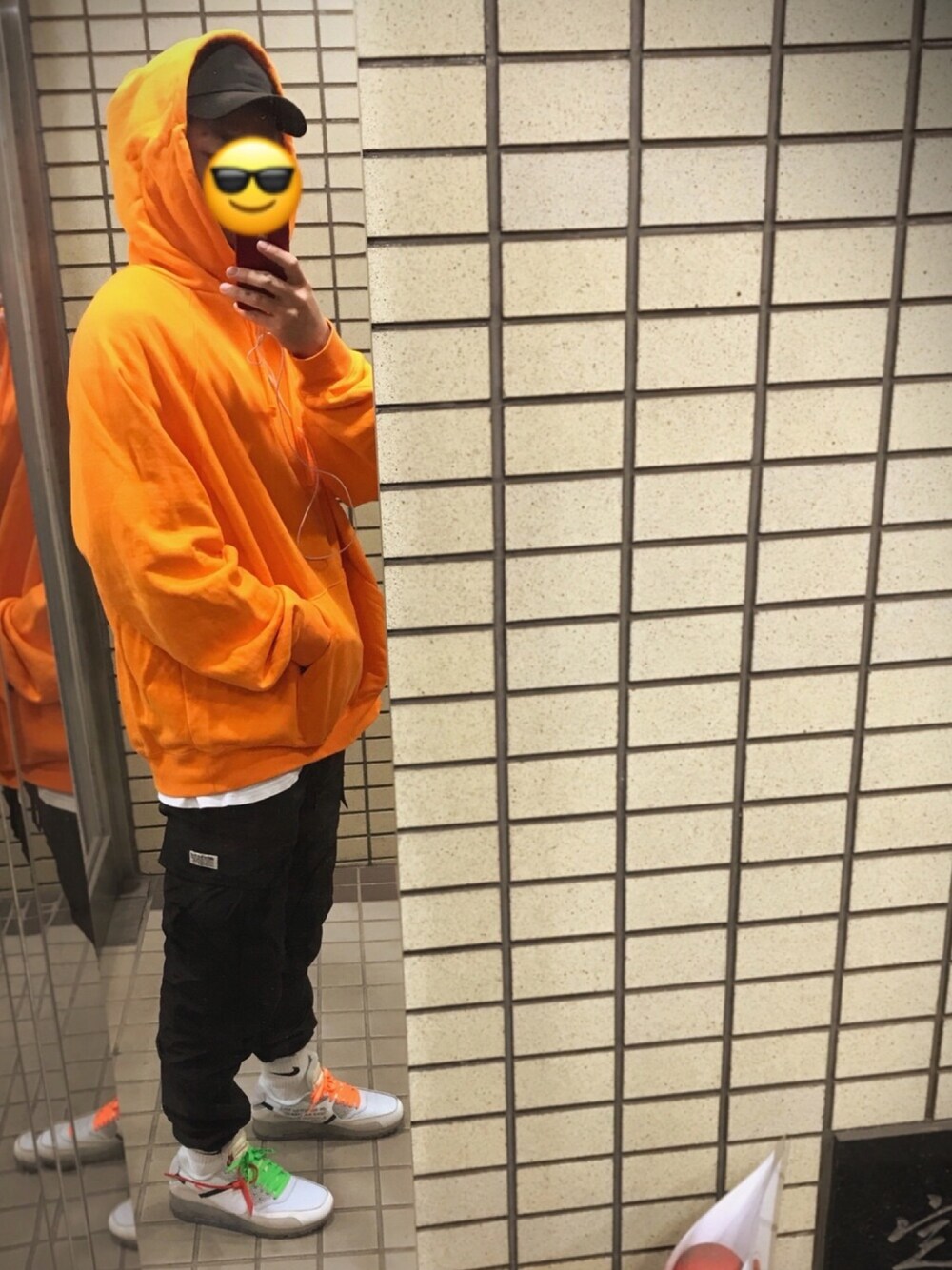 「スニーカーコーデ、スニーカー、ナイキ、NIKE、オフホワイト、OFF-WHITE、fear of god、antisocialsocialclub、オレンジ、カーゴパンツ」｜「fear of godのアイテム（パーカー、オレンジ系）」を使った、Tsubasa.さん（メンズ・176cm）の冬コーディネートの1枚目の写真