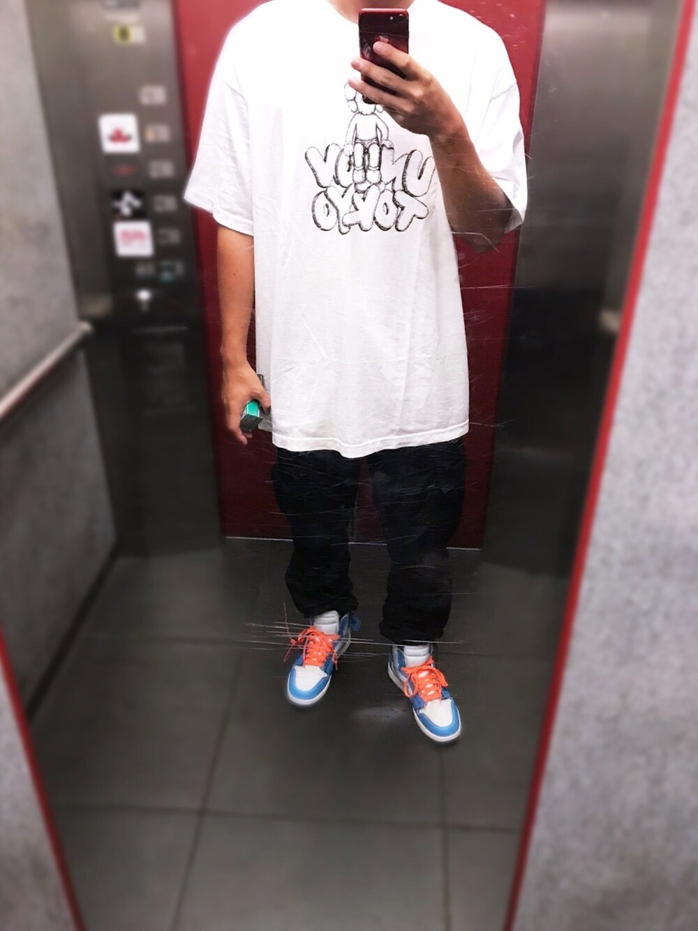 「ナイキ、スニーカー、NIKE、off white、kaws、undefeated」｜「UNIONのアイテム（Tシャツ/カットソー、ホワイト系）」を使った、Tsubasa.さん（メンズ・176cm）の秋コーディネートの1枚目の写真
