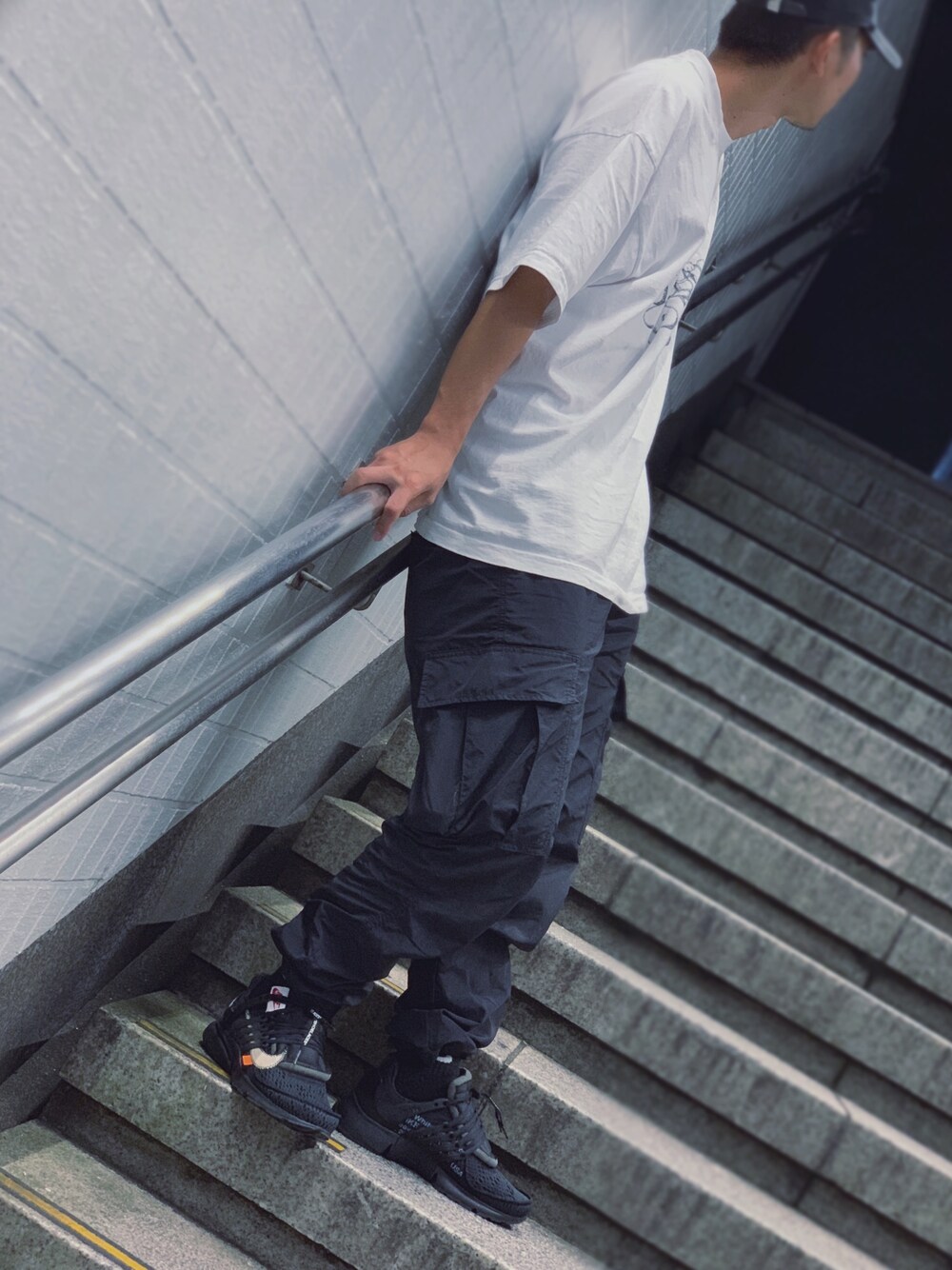 「ナイキ、NIKE、オフホワイト、OFF-WHITE、スニーカー、プレスト、ブラック、横浜」｜「UNDEFEATED のUNDEFEATED SHELL CARGO PANT(516146)【アンディフィーテッド シェル カーゴパンツ】（カーゴパンツ、ブラック系）」を使った、Tsubasa.さん（メンズ・178cm）の秋コーディネートの1枚目の写真