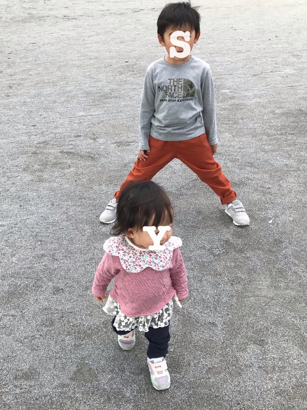 「秋コーデ、公園スタイル、1歳、5歳、アウトドアブランド好き」｜「THE NORTH FACEのザ・ノース・フェイス キッズ ロゴTシャツ / ロングスリーブカモロゴティー（Tシャツ/カットソー、グレー系）」を使った、ゆいたろうさん（キッズ・110cm）の秋コーディネートの1枚目の写真