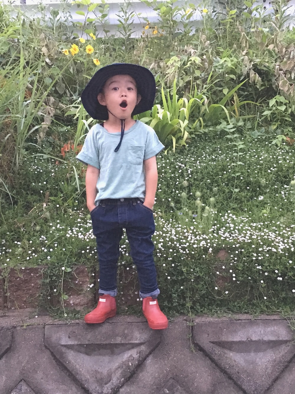 「夏コーデ、スポーツミックス、デニムパンツ、quoti use fith、HUNTER、キッズコーデ、kids、男の子、こどもコーデ」｜「quoti use fithの半袖ポケットＴシャツ（Tシャツ/カットソー、グリーン系）」を使った、HALCHIさん（キッズ・100cm）の夏コーディネートの1枚目の写真