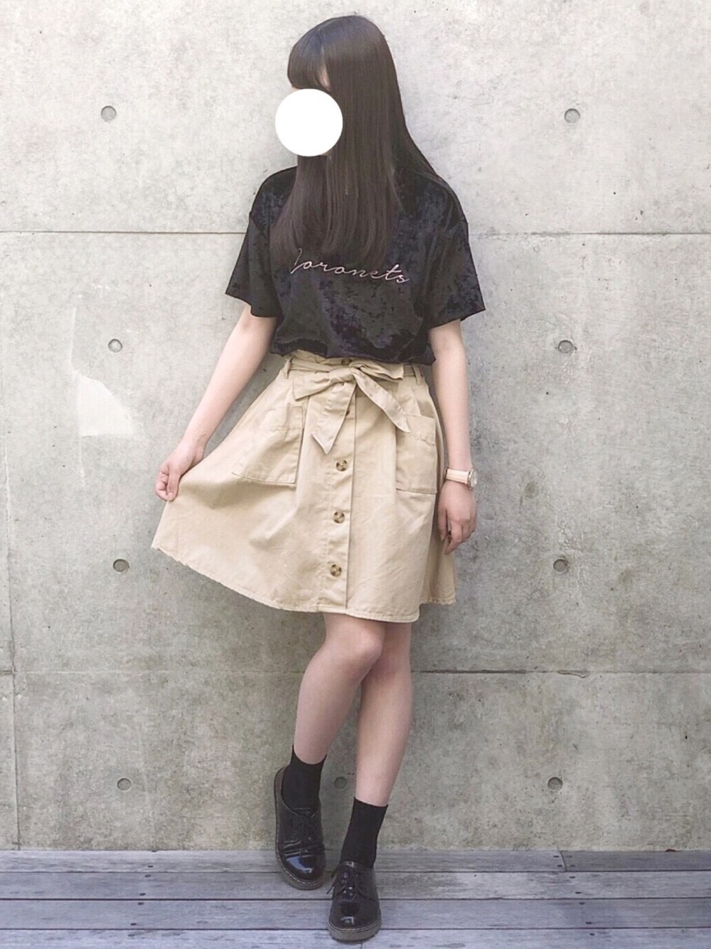 「春コーデ、トレンチスカート、ベロア、黒、ootd、大学生、甘め、大人カジュアル、おしゃれさんと繋がりたい」｜「RAY CASSINのアイテム（スカート、ベージュ系）」を使った、Ruriさん（レディース・165cm）の春コーディネートの1枚目の写真