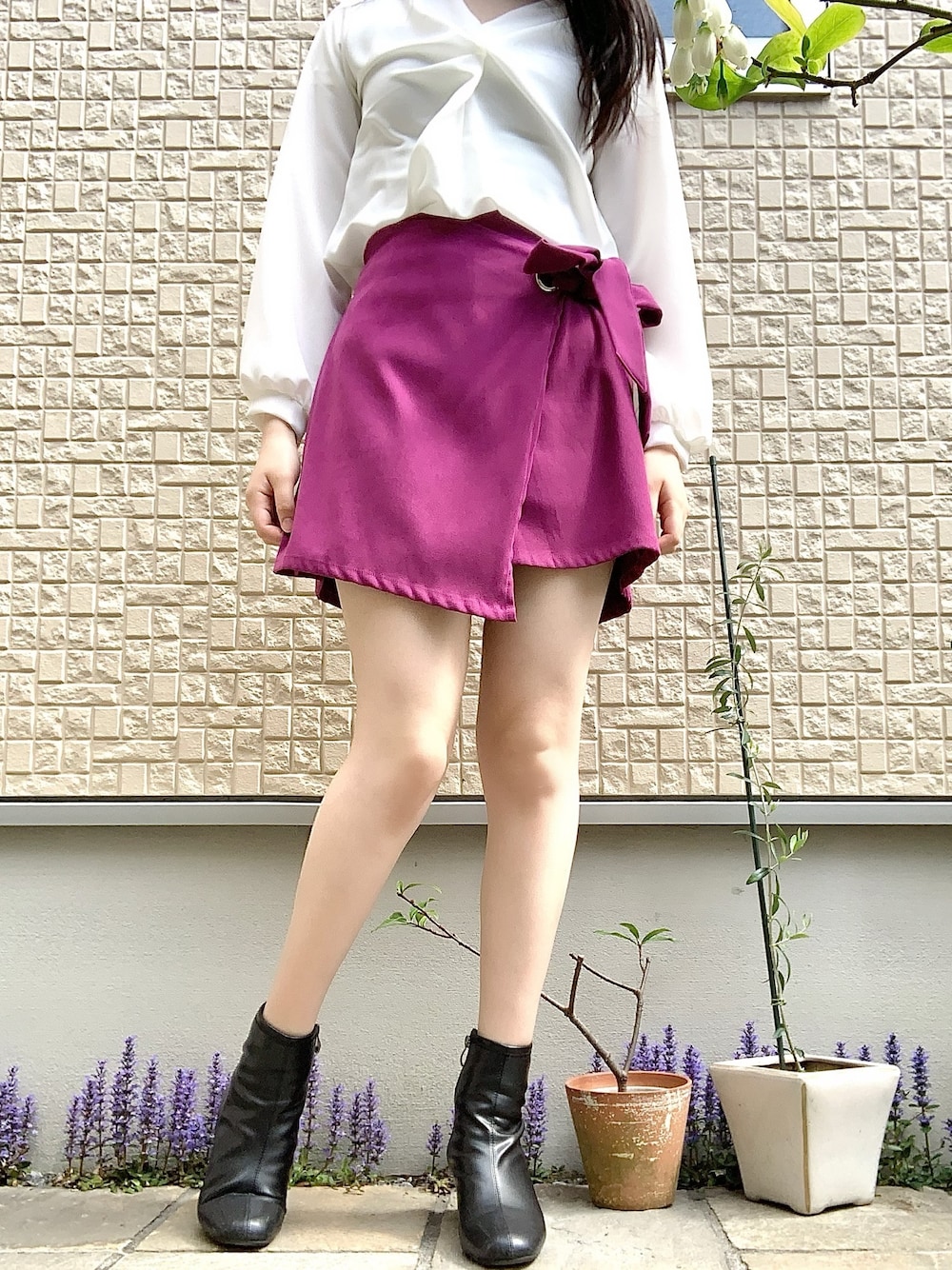「春、プチプラコーデ、大人ガーリー、韓国ファッション、dholic、高身長女子、高身長コーデ、骨格診断ウェーブ、ミニスカート」｜「DHOLICのツイストVネックブラウス（シャツ/ブラウス、ホワイト系）」を使った、Ruriさん（レディース・166cm）の春コーディネートの1枚目の写真