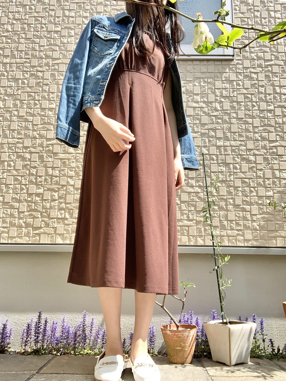 「春、大人カジュアル、ブラウン、ワンピース、GU、高身長女子、高身長コーデ、Gジャン、プチプラコーデ、春夏コーデ」｜「w closetのノースリタック&フレアーワンピース（ワンピース、ブラウン系）」を使った、Ruriさん（レディース・166cm）の春コーディネートの1枚目の写真