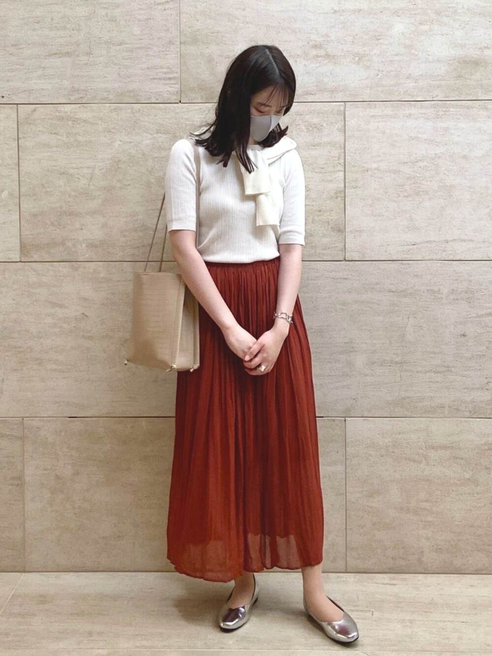 「シンプルコーデ、春夏コーデ、オトナカジュアル、お洒落さんとつながりたい、Tシャツ、カーディガン、バレエシューズ、高身長女子、プロデューサー巻き、美術館コーデ」｜「Heatherのスカーフツキカタオシトート　868789（トートバッグ、ベージュ系）」を使った、Ruriさん（レディース・166cm）の夏コーディネートの1枚目の写真