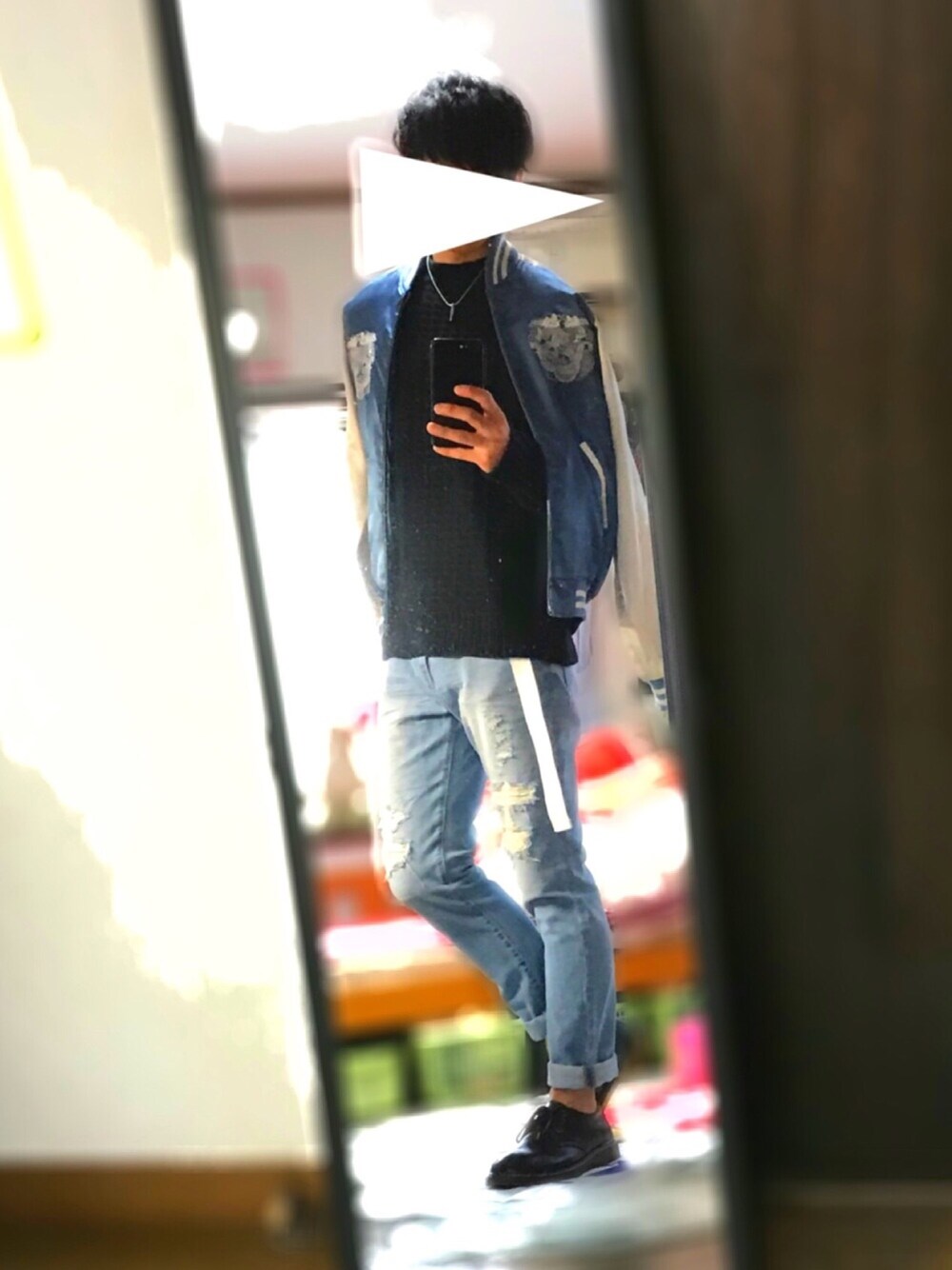 「休日スタイル、カジュアルコーデ、スカジャン、ダメージデニムパンツ、ダメージジーンズ、ガチャベルト、Dr.Martens、ブラック、刺繍、革靴」｜「traditional Japanのアイテム（スタジャン、ブルー系）」を使った、ソリムさん（メンズ・175cm）の冬コーディネートの1枚目の写真