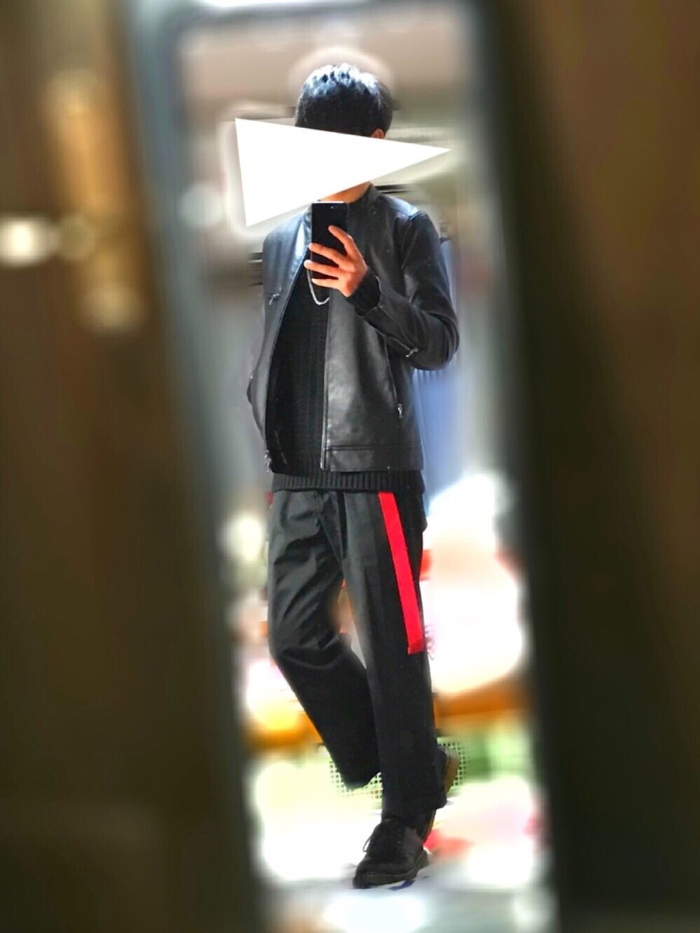 「冬、大人コーデ、ライダース、黒ニット、ガチャベルト、ワイドパンツ、Dr.Martens、黒、差し色(赤)、ブラックコーデ」｜「ZIP FIVEのPUレザーシングルライダース（ライダースジャケット、ブラック系）」を使った、ソリムさん（メンズ・175cm）の冬コーディネートの1枚目の写真