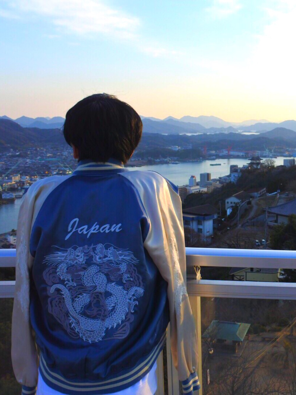 「地元、観光、スカジャン、展望台、肩掛けカーデ」｜「尾道🏠のアイテム（その他、その他）」を使った、ソリムさん（メンズ・175cm）の春コーディネートの1枚目の写真