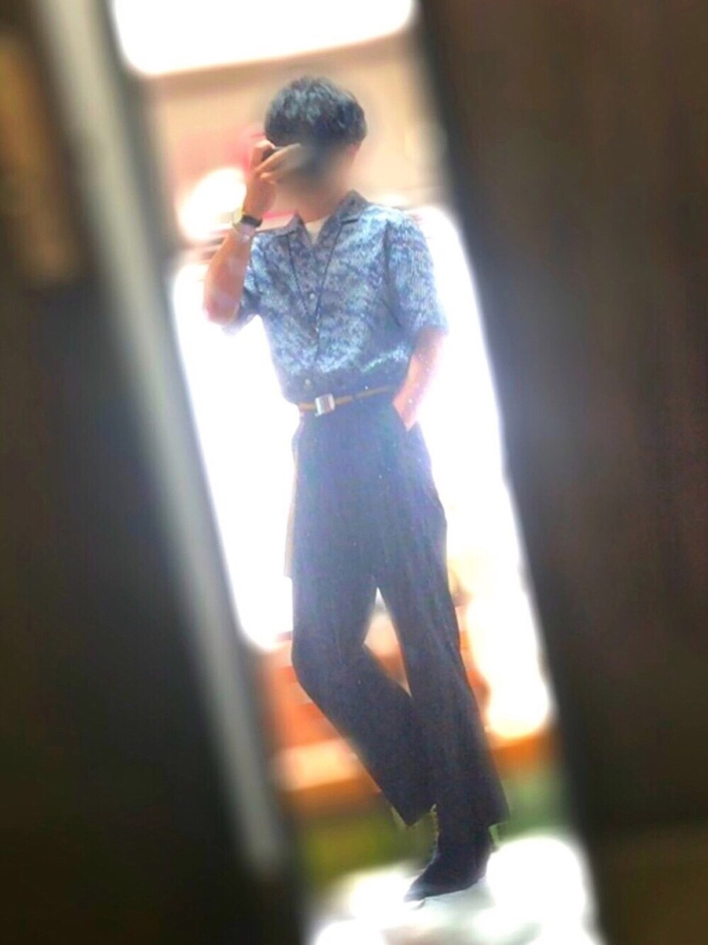 ブルー系のシャツ/ブラウス、ブラック系のその他パンツ、ブルー系のベルトを着用したメンズの夏コーディネートの1枚目の写真
