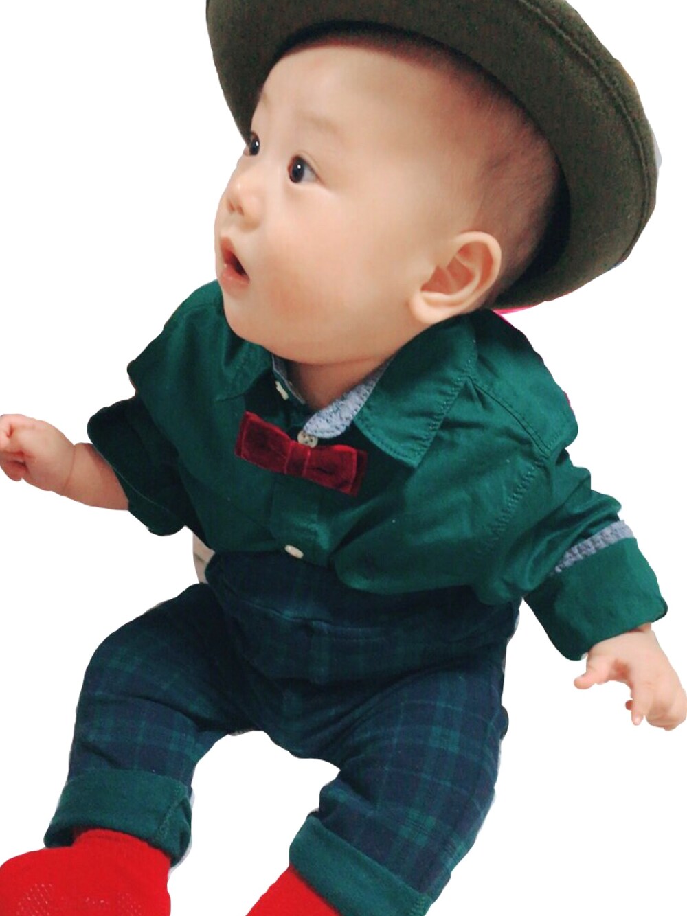 グリーン系のシャツ/ブラウス、グリーン系のその他パンツ、レッド系のバレッタ/ヘアクリップを着用したキッズの秋コーディネートの1枚目の写真