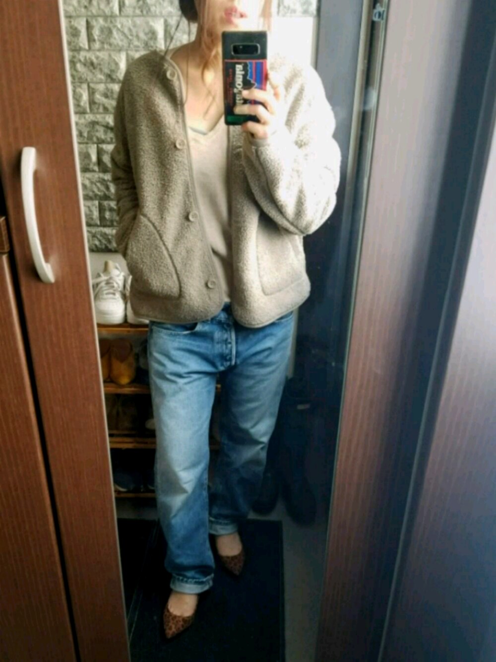 「オトナカジュアル、40代女性、フリースノーカラージャケット、todayfulデニム、低身長、秋コーデ、レオパードパンプス、ロングヘア、シンプルコーデ、ベージュコーデ」｜「UNIQLOのフリースノーカラージャケット（長袖）（その他アウター、ベージュ系）」を使った、m444さん（レディース・153cm）の秋コーディネートの1枚目の写真