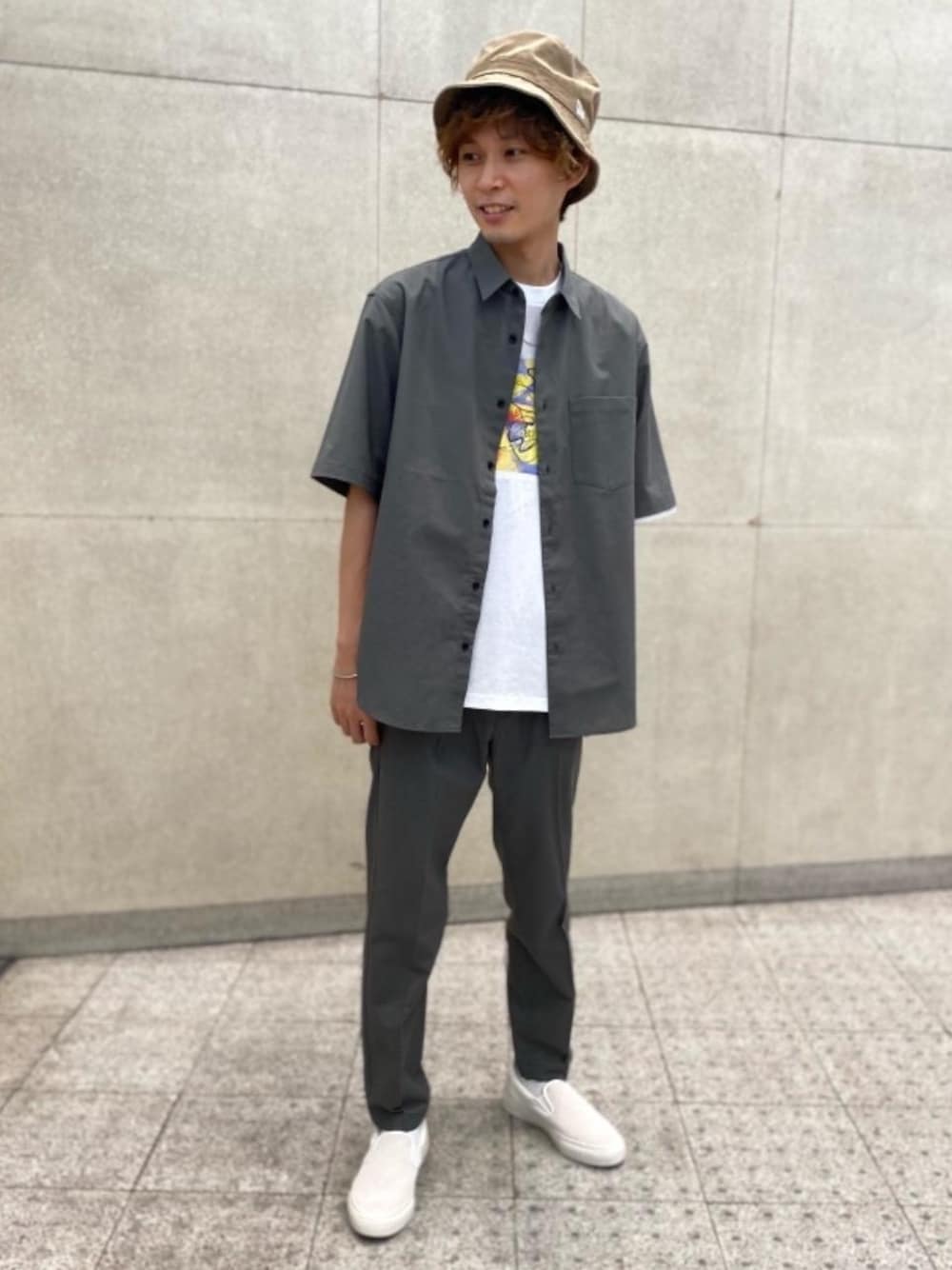 ホワイト系のスニーカー、ブルー系のTシャツ/カットソー、シルバー系のネックレスを着用したメンズの夏コーディネートの1枚目の写真