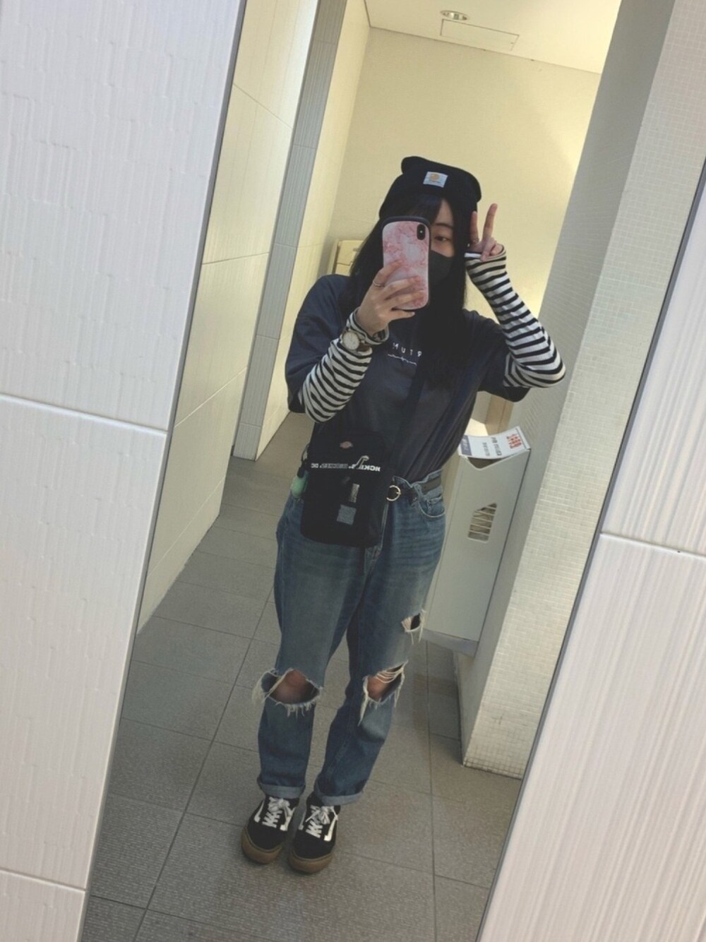 「秋服、ストリート、レイヤードスタイル、carhartt、グレイル、VANS、いいね、save、フォローお願いします🤑、いいね返し、ラブアンドピース2020」｜「DickiesのDICKIES LOGO TAPE MINI SHOULDER（ショルダーバッグ、ブラック系）」を使った、yuiさん（レディース・154cm）の秋コーディネートの1枚目の写真