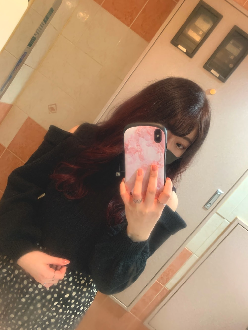 「私の推しブランド、低身長、オトナ女子、大人カジュアル、いいね、save、フォローお願いします🤑、いいね返し、フォローミー」｜「cheriellaの【cheriella】ハイネックオープンショルダーニット（ニット/セーター、ブラック系）」を使った、yuiさん（レディース・154cm）の冬コーディネートの1枚目の写真