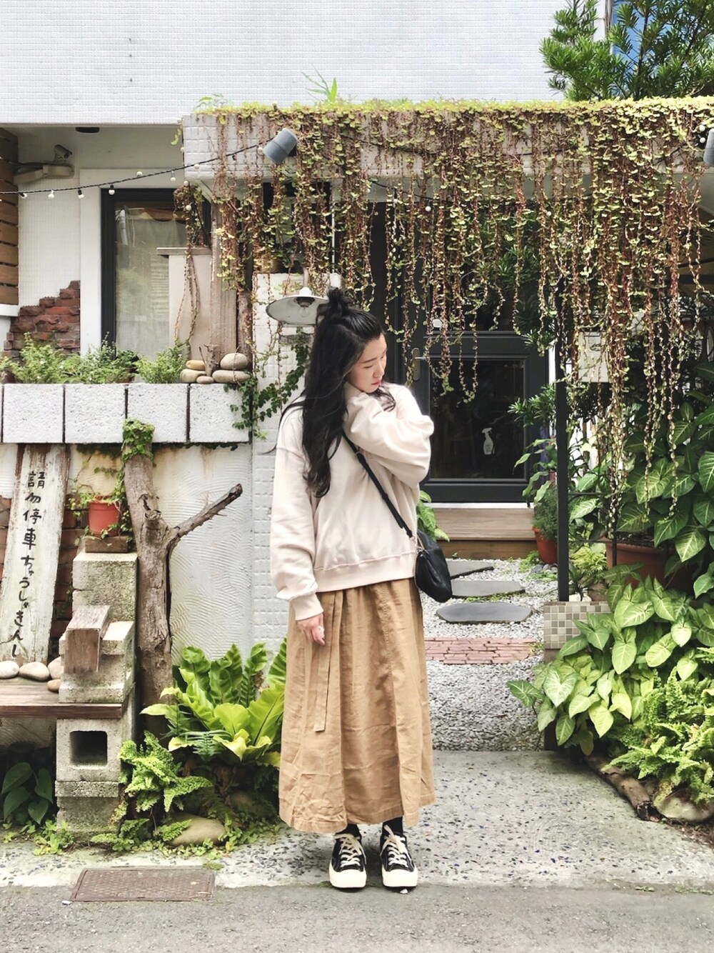 「Taichung」｜「URBAN RESEARCHのアイテム（シャツ/ブラウス、ベージュ系）」を使った、Zoey 池👾さん（レディース・163cm）の春コーディネートの1枚目の写真