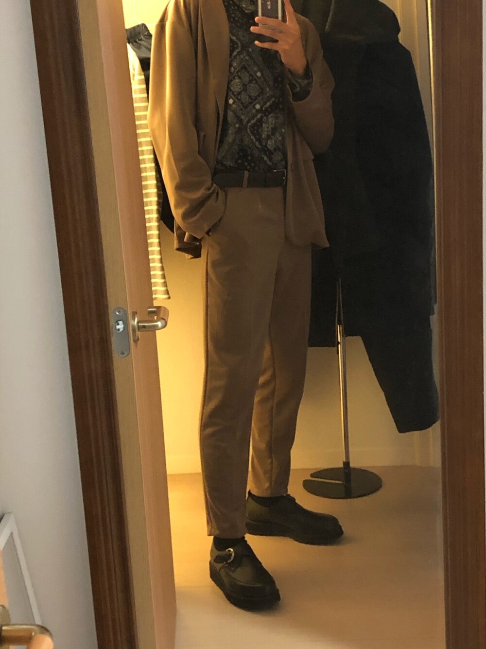 「秋のコーデ、おしゃれさんと繋がりたい、オトナカジュアル、大人コーデ、いいね、save、フォローお願いします🤑、韓国ファッション、wearhalloween2020、柄シャツ、シンプル、ミリタリー」｜「G.O.Cのオーバーサイズライトダブル & シングル ジャケット テーパードパンツ セットアップ（セットアップ、ブラウン系）」を使った、카에데さん（メンズ・175cm）の秋コーディネートの1枚目の写真
